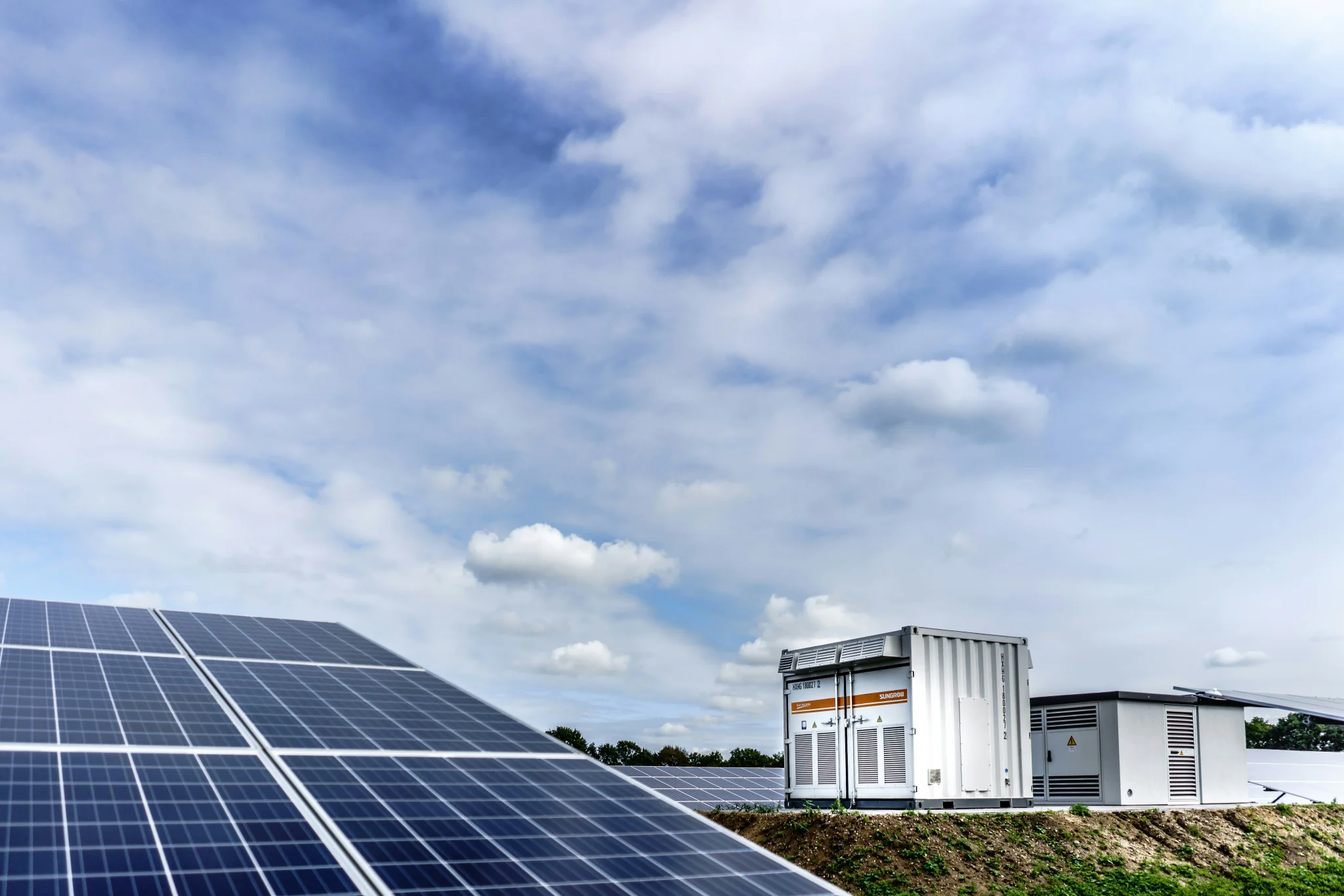 Hurtownia Fotowoltaiczna – jak wybrać sprawdzonego dostawcę paneli, falowników i magazynów energii
